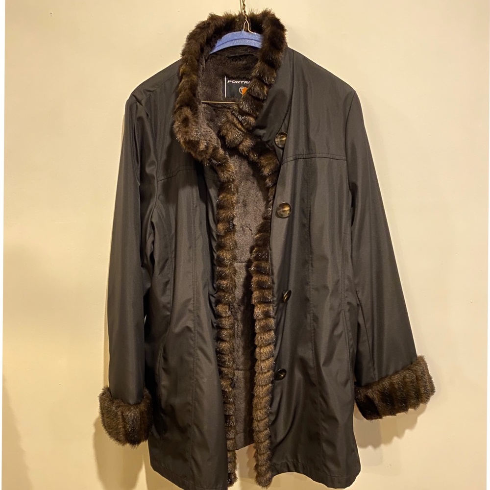 Reversible Portrait faux fur coat with nylon.